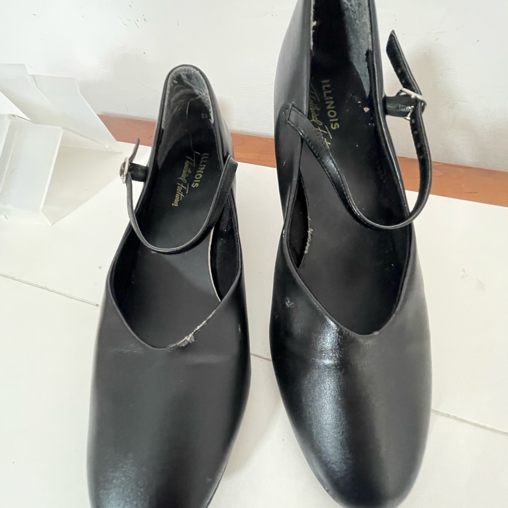 Black Heels with Strap and Glossy Finish